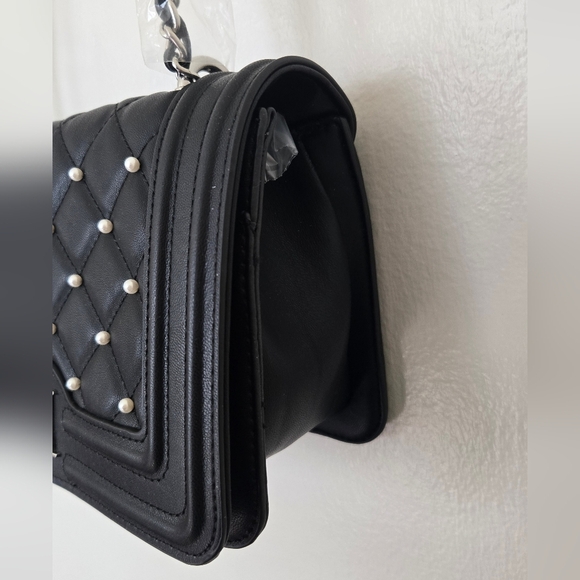 Badgley Mischka Quilted letter Turn lock Crossbody Bomber Pearls Black NWT - Picture 3 of 10